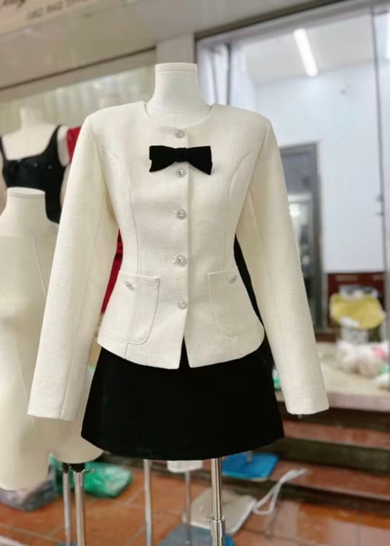dạ trắng chân váy đen