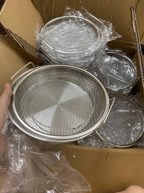 KHAY INOX KÈM VỈ LƯỚI CHẤT LIỆU INOX 304  size 20cm - loại có tay cầm