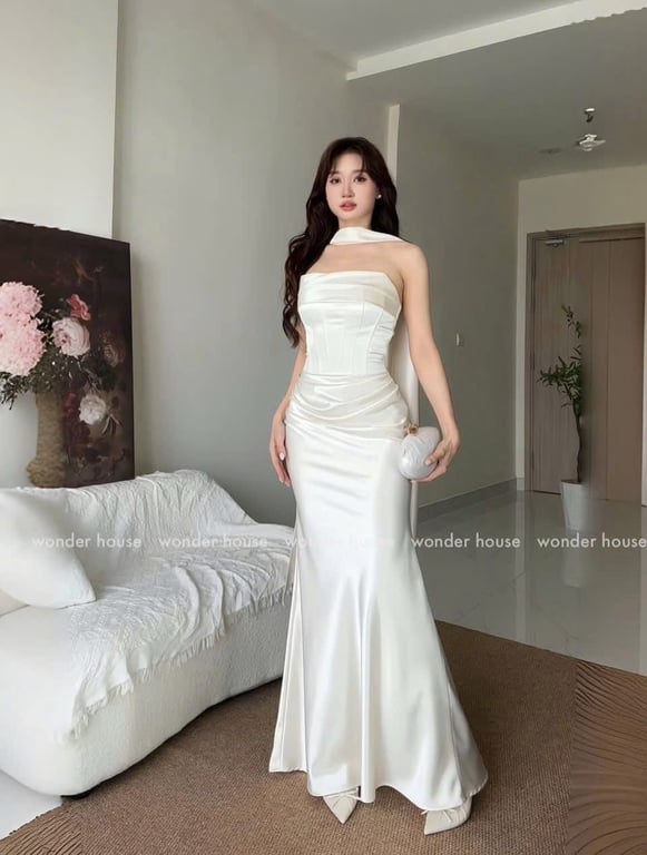 Đầm Chartlot Wonderhouse kem da sáng