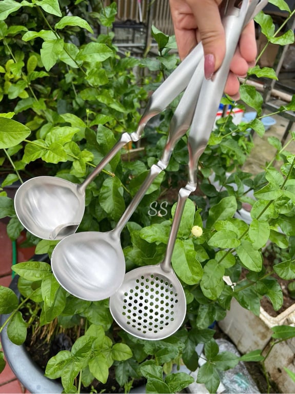 SET 3 MUÔI INOX 304 gồm MUÔI MÚC CANH , MUÔI TÁCH DẦU và MUÔI THỦNG VỚT RAU CỦ QUẢ