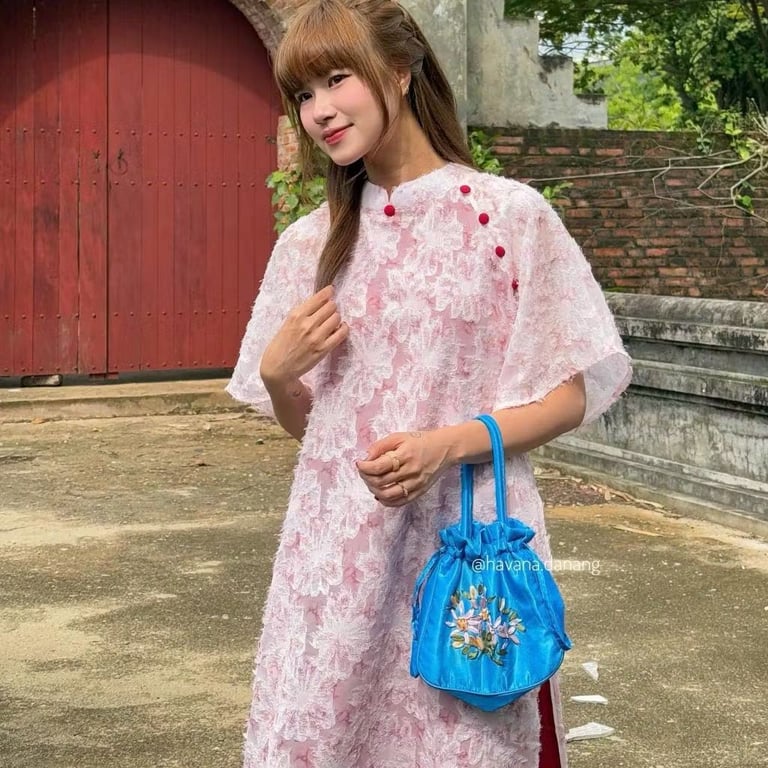 AD HVN Di Giai - hồng lót đỏ