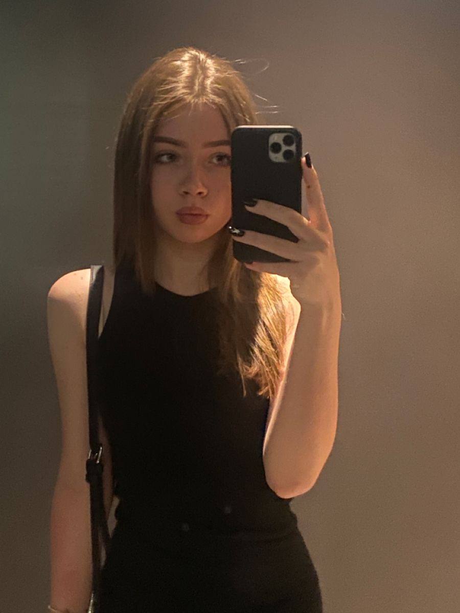 Emily Carter pfp