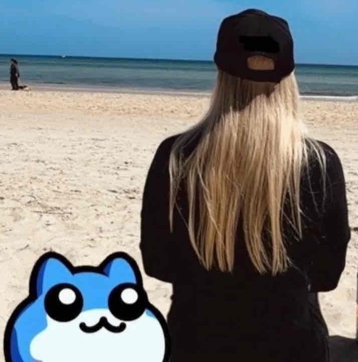 Carlybee pfp