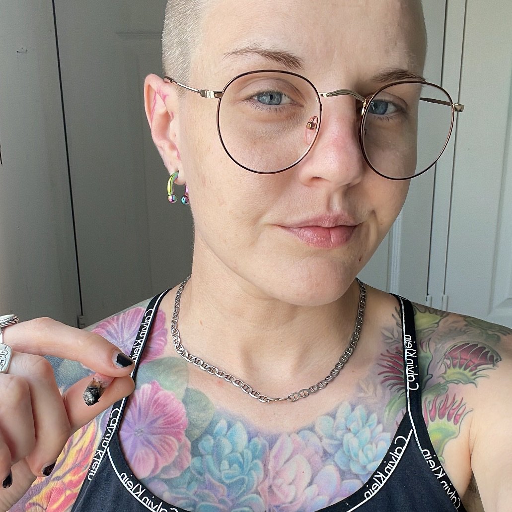 never met a smokingfrog pfp