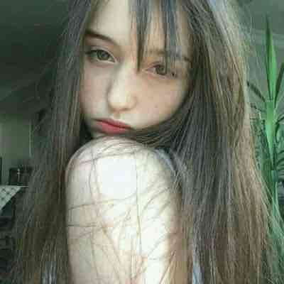 Head (charlotte-lynn) Farcaster social identity (Fname handle) PFP