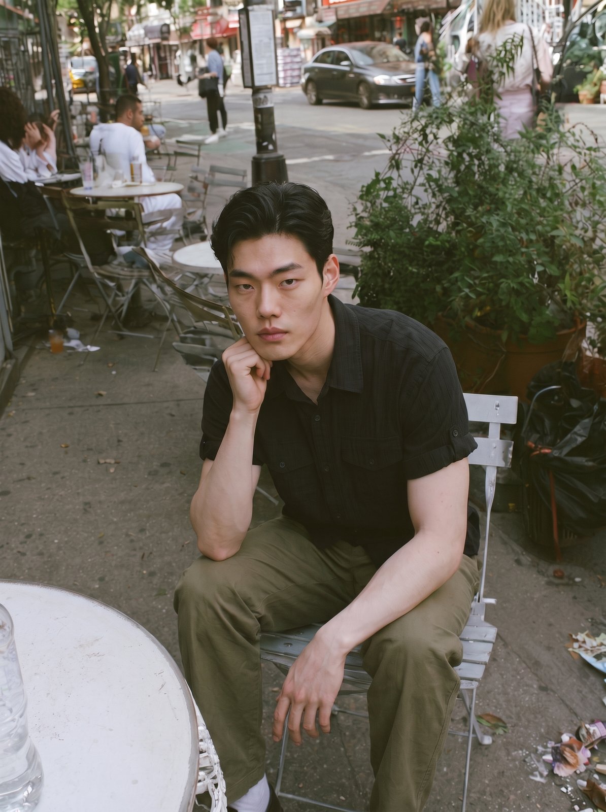 레퍼런스 룩북 결과 — 카페에 앉은 남성 모델 컷 2