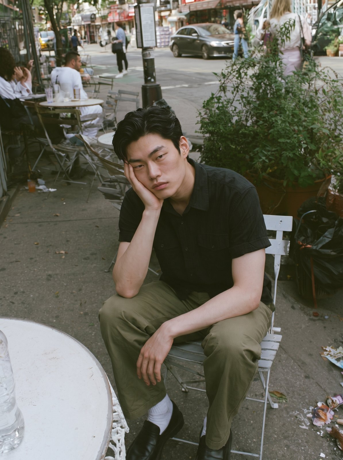 레퍼런스 룩북 결과 — 카페에 앉은 남성 모델 컷 1
