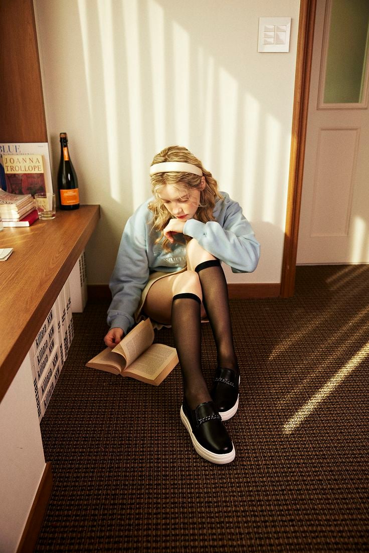 배경 레퍼런스 1 — 실내 무드