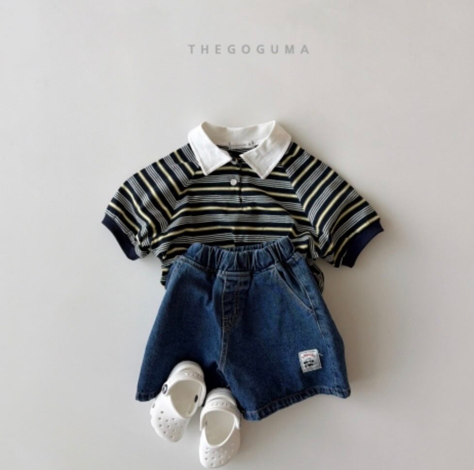 스트라이프 폴로 + 데님 반바지 + 흰색 크록스 플랫레이