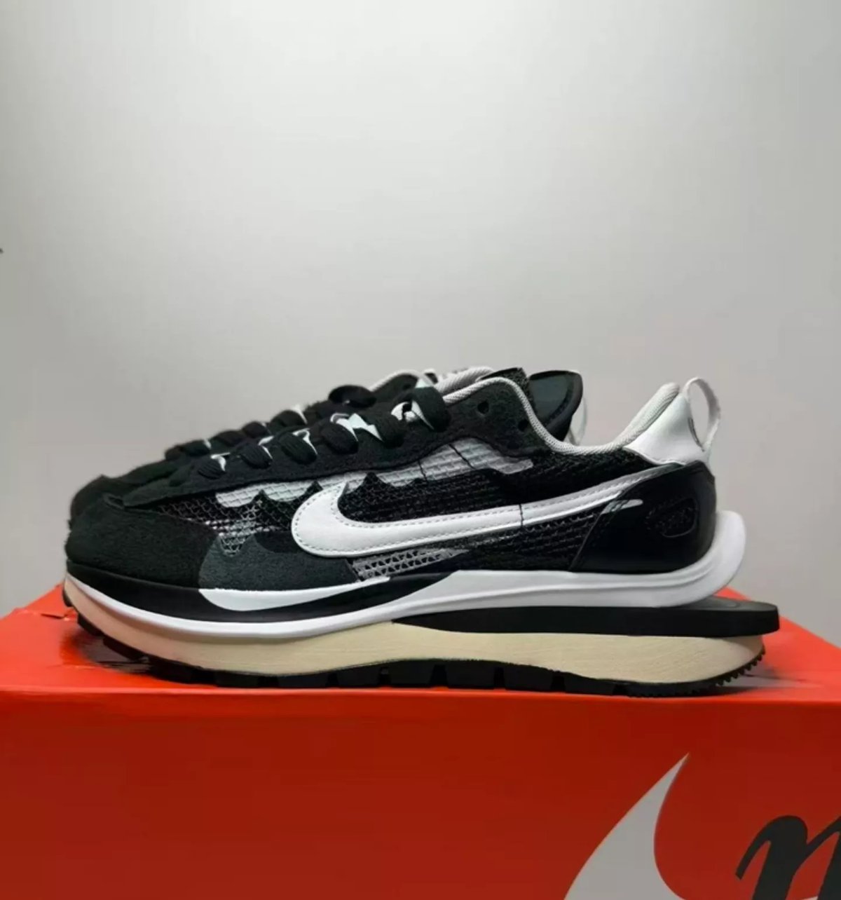 나이키 박스 위 Nike Vaporwaffle 블랙, 사이드뷰