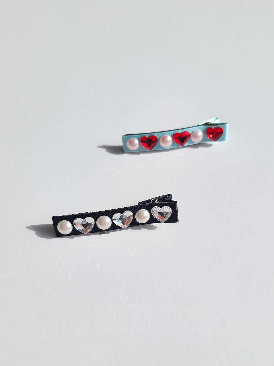 흰 배경, 블루+블랙 머리핀 2개 — 하트 큐빅+진주 장식 플랫레이