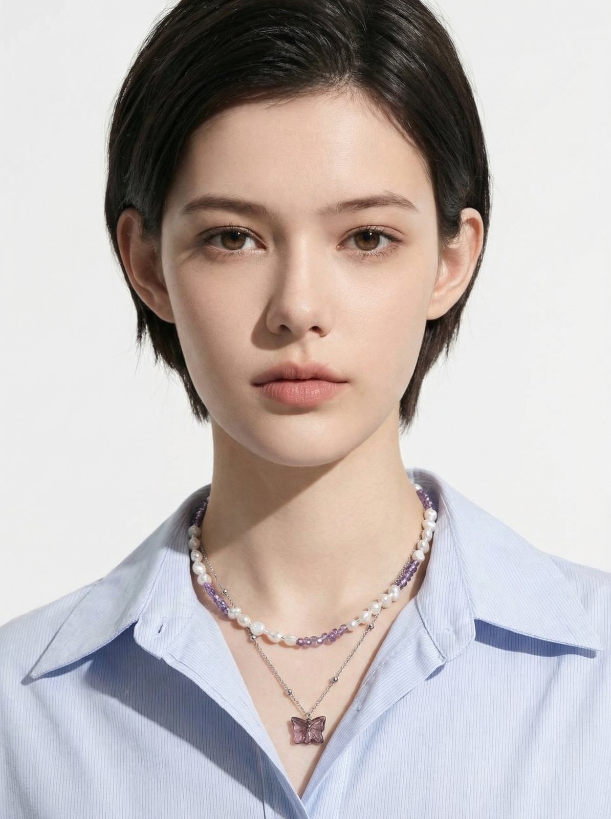 AI 룩북 결과 — 하늘색 셔츠 여성 모델, 나비 펜던트+레이어드 비즈 목걸이 착용, 정면 클로즈업