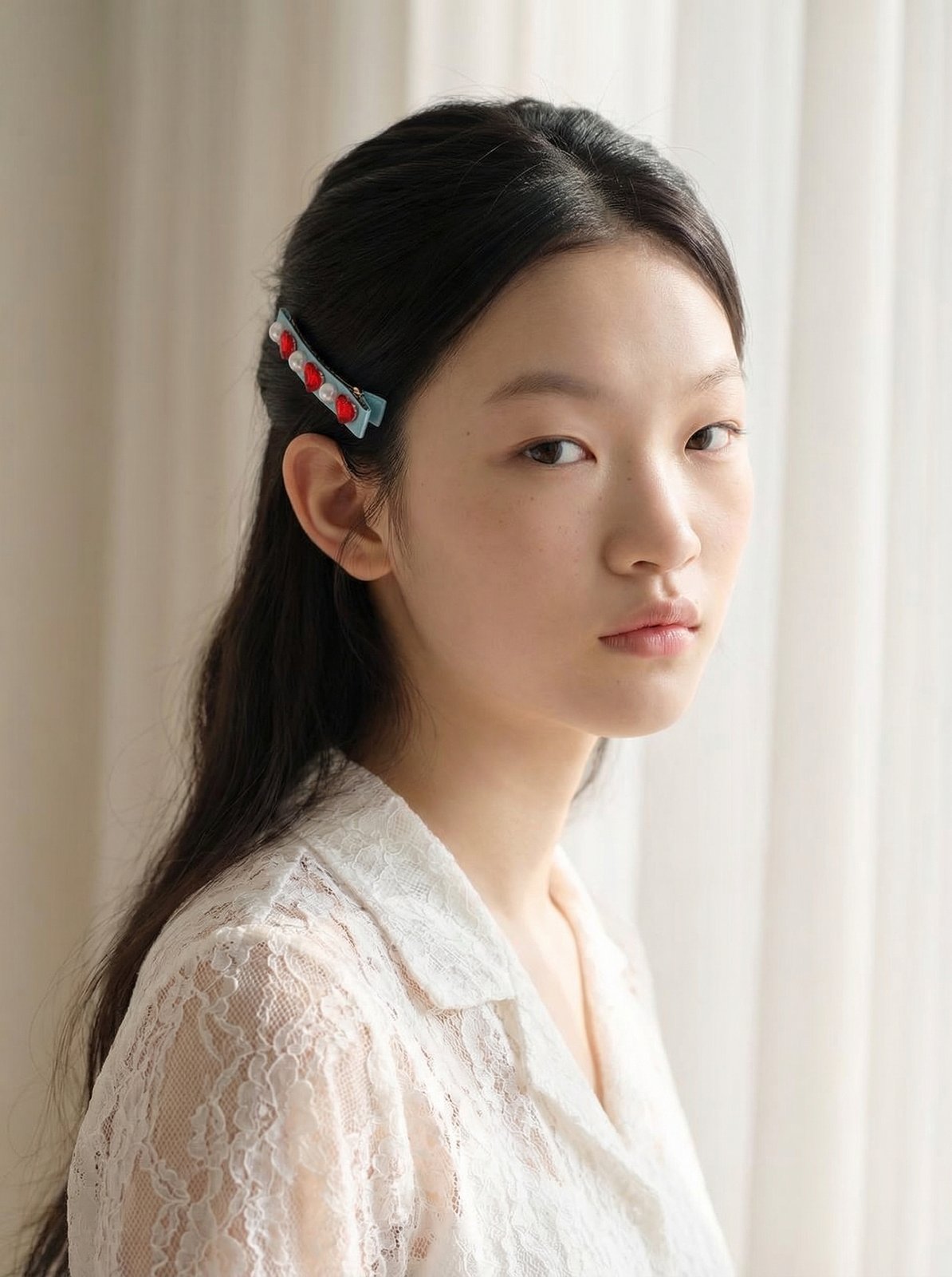 AI 룩북 결과 — 긴 흑발 여성 모델, 블루 머리핀 착용, 흰 레이스 블라우스, 측면 3/4 앵글