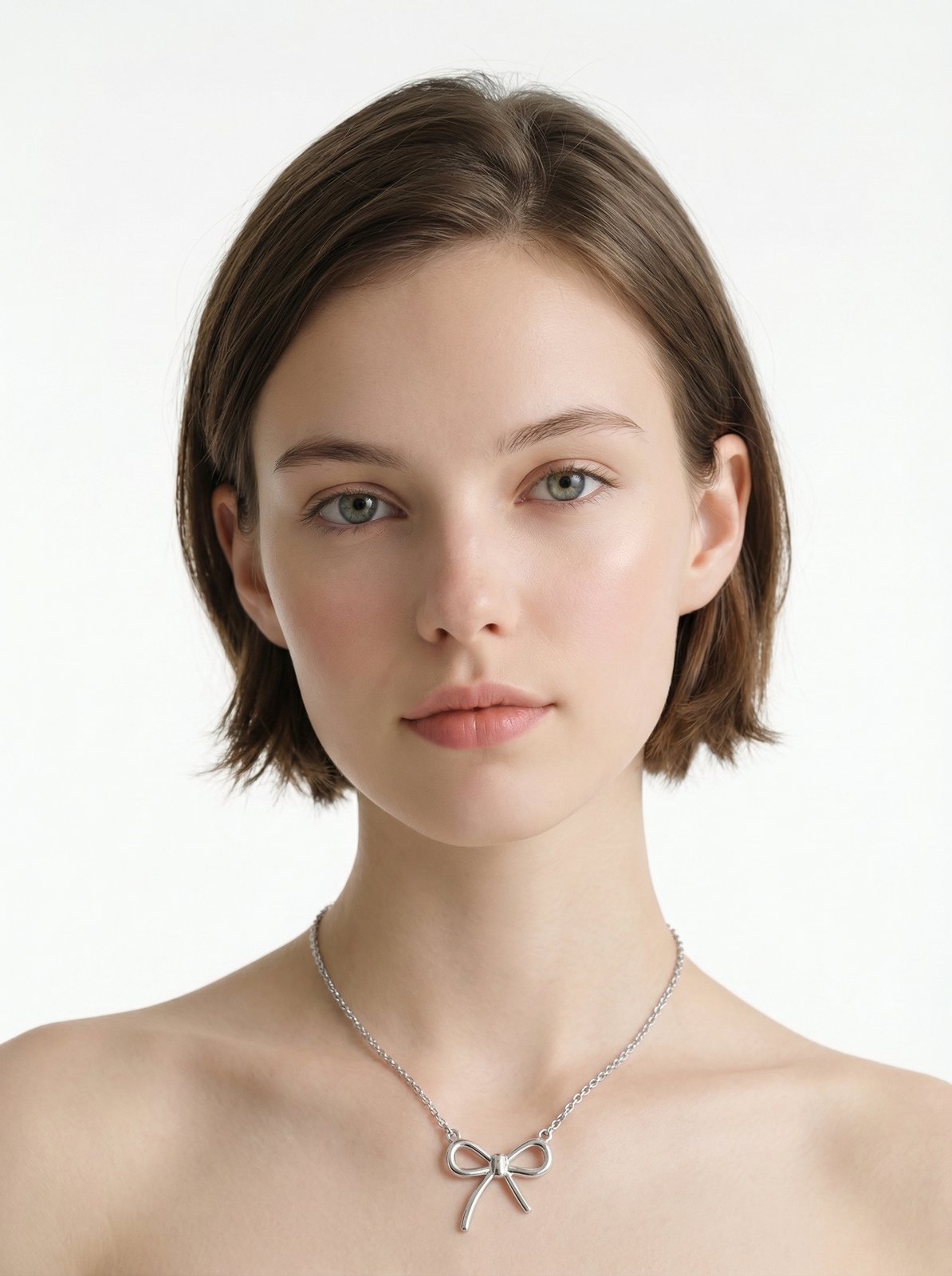 AI 룩북 결과 — 단발 여성 모델, 실버 리본 펜던트 목걸이 착용, 정면 클로즈업, 흰 배경