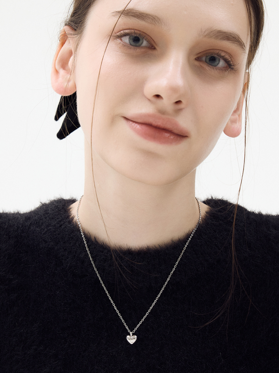 구도 레퍼런스 — 목걸이 착용 여성 모델 정면 클로즈업