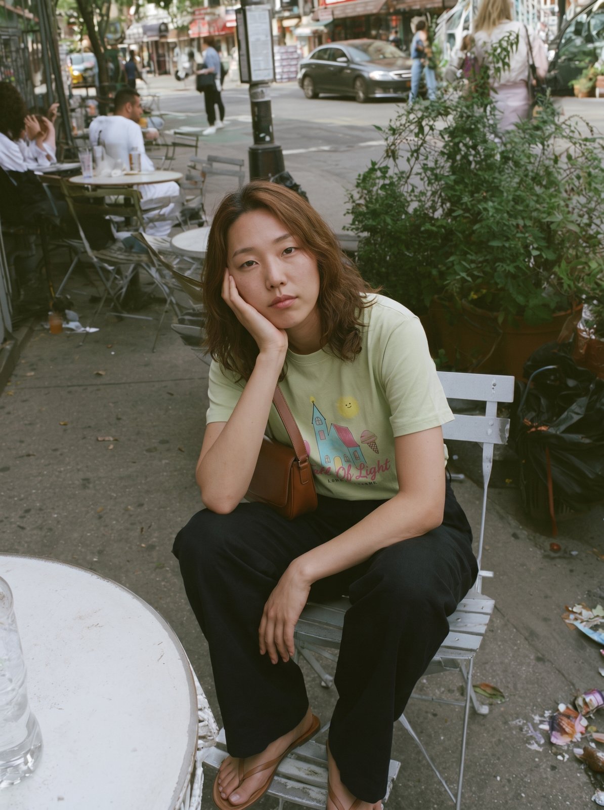 같은 모델의 노상 카페 컨셉샷 — 필름 스냅 무드