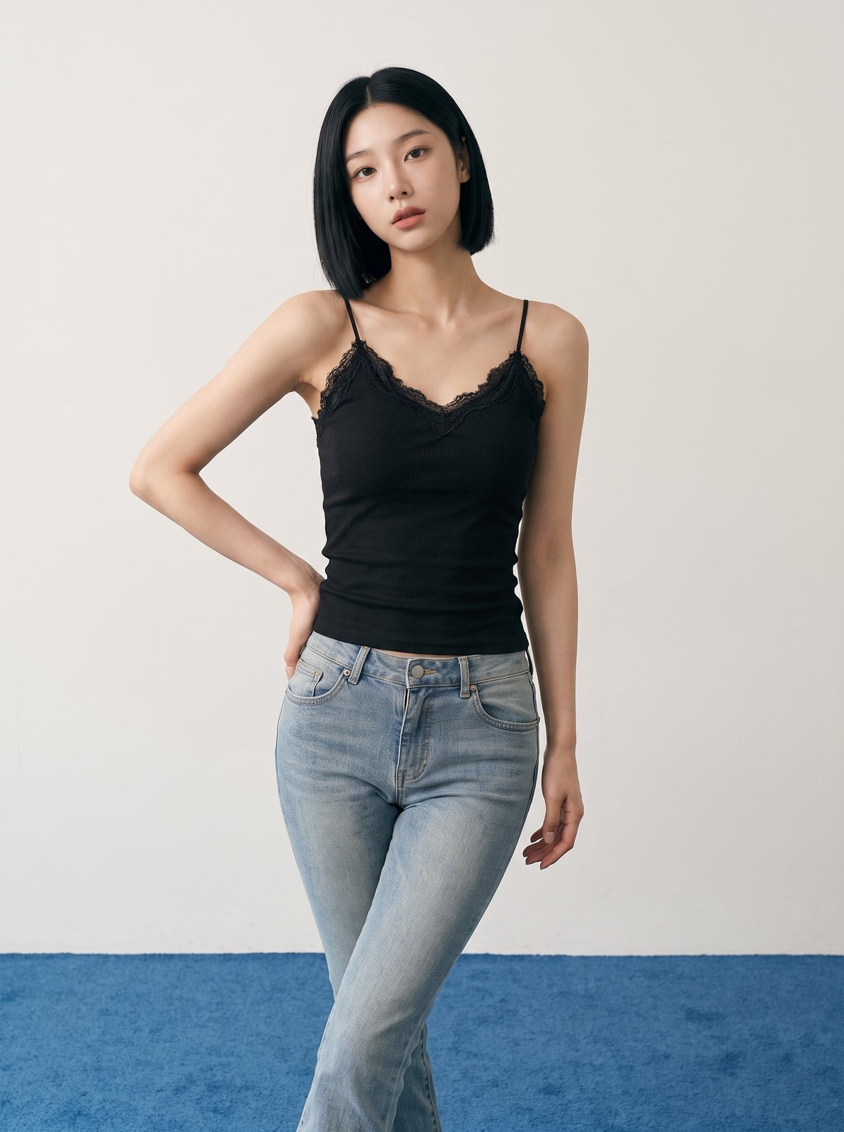 대표 모델 — 블랙 캐미솔과 데님 스튜디오 컷