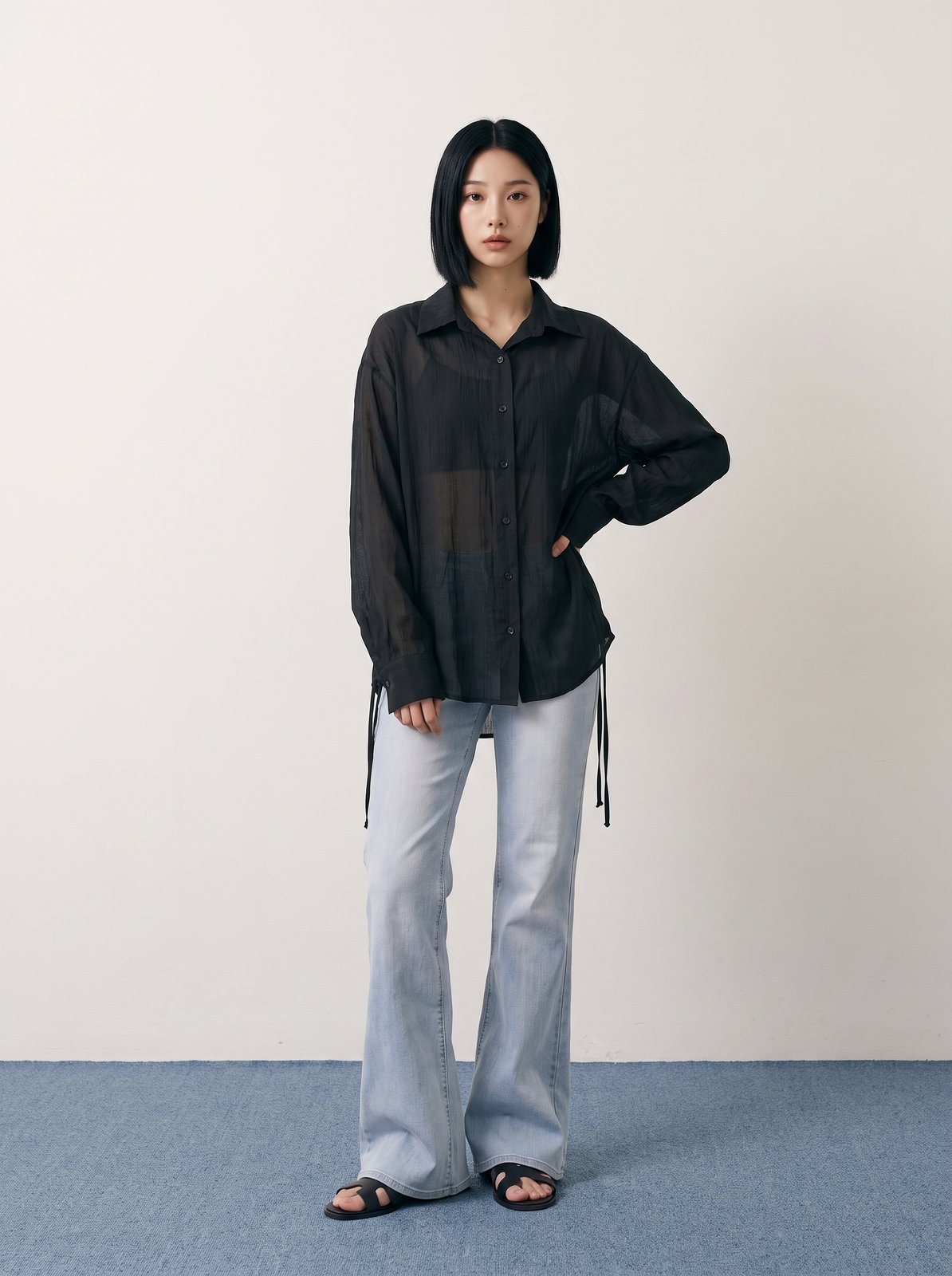대표 모델 — 시스루 블랙 셔츠와 부츠컷 데님 컷