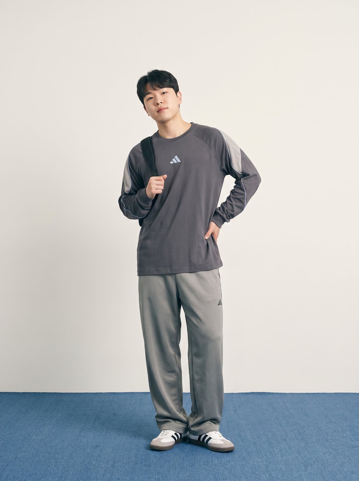 순박한 남성 모델의 트레이닝 룩북 컷 — 친근한 스포티 무드