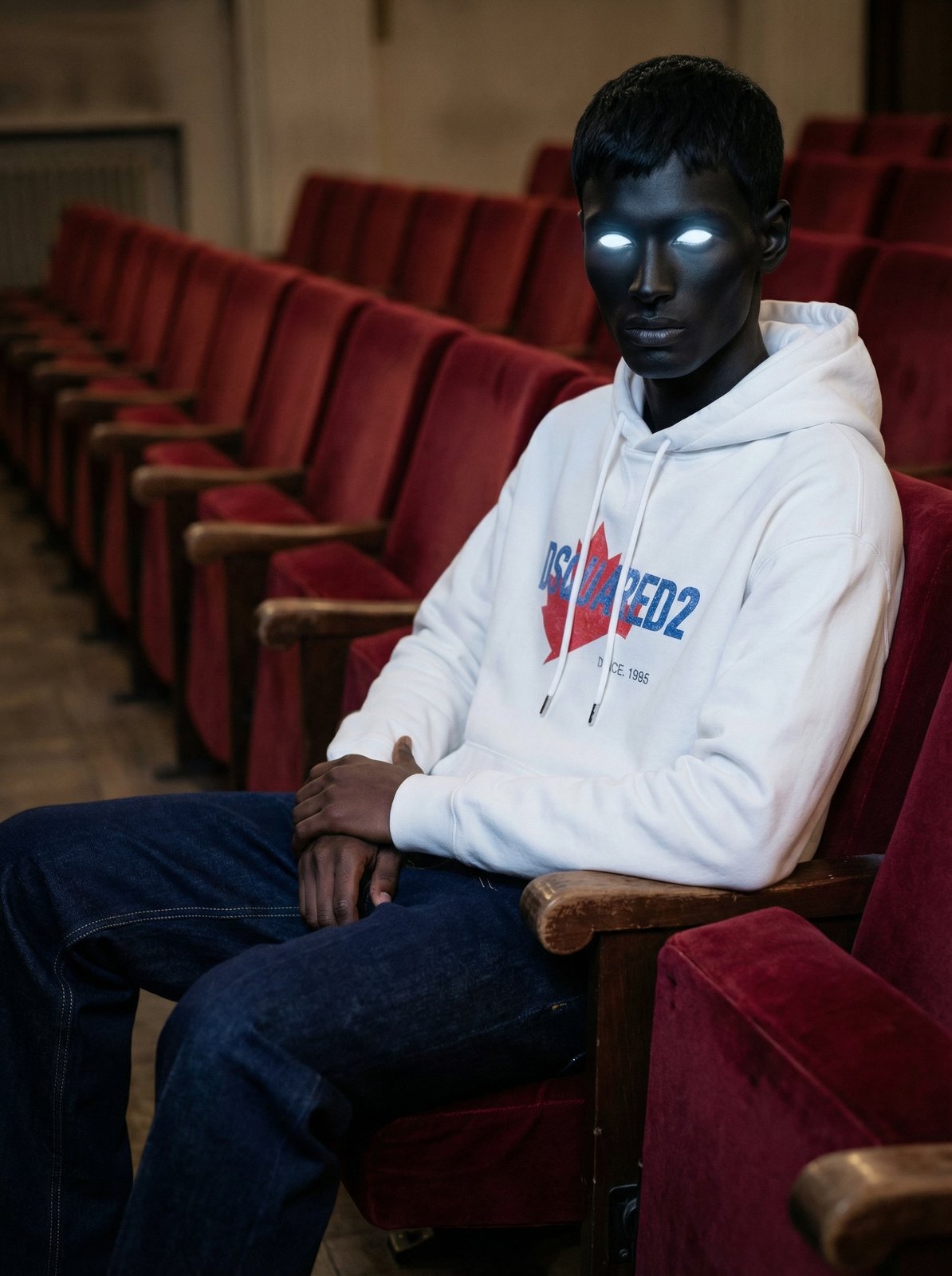 디스퀘어드2 후디를 입고 빨간 극장 의자에 앉은 모델