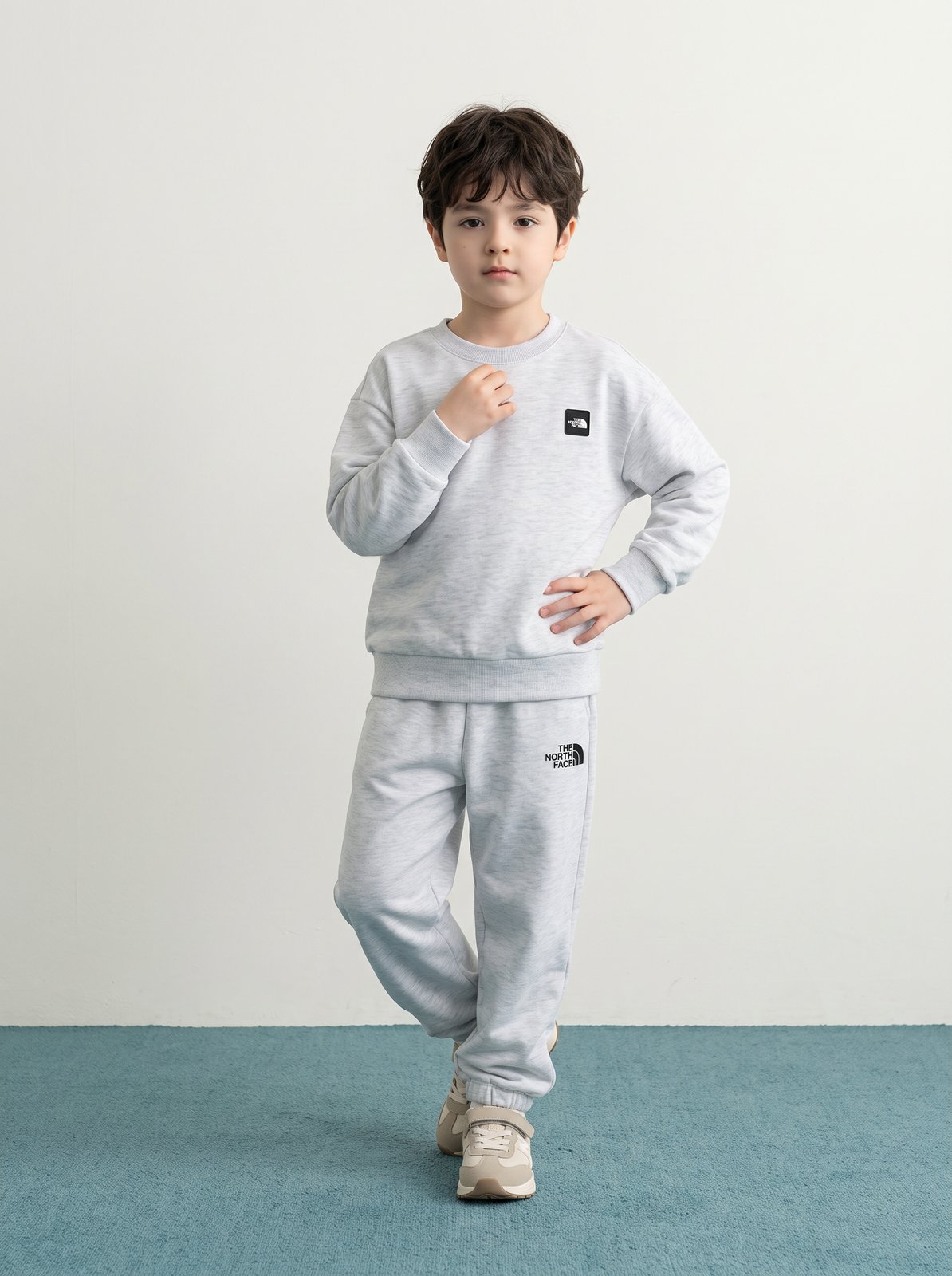완성한 아동 착용컷 — 그레이 스웨트셔츠와 조거팬츠