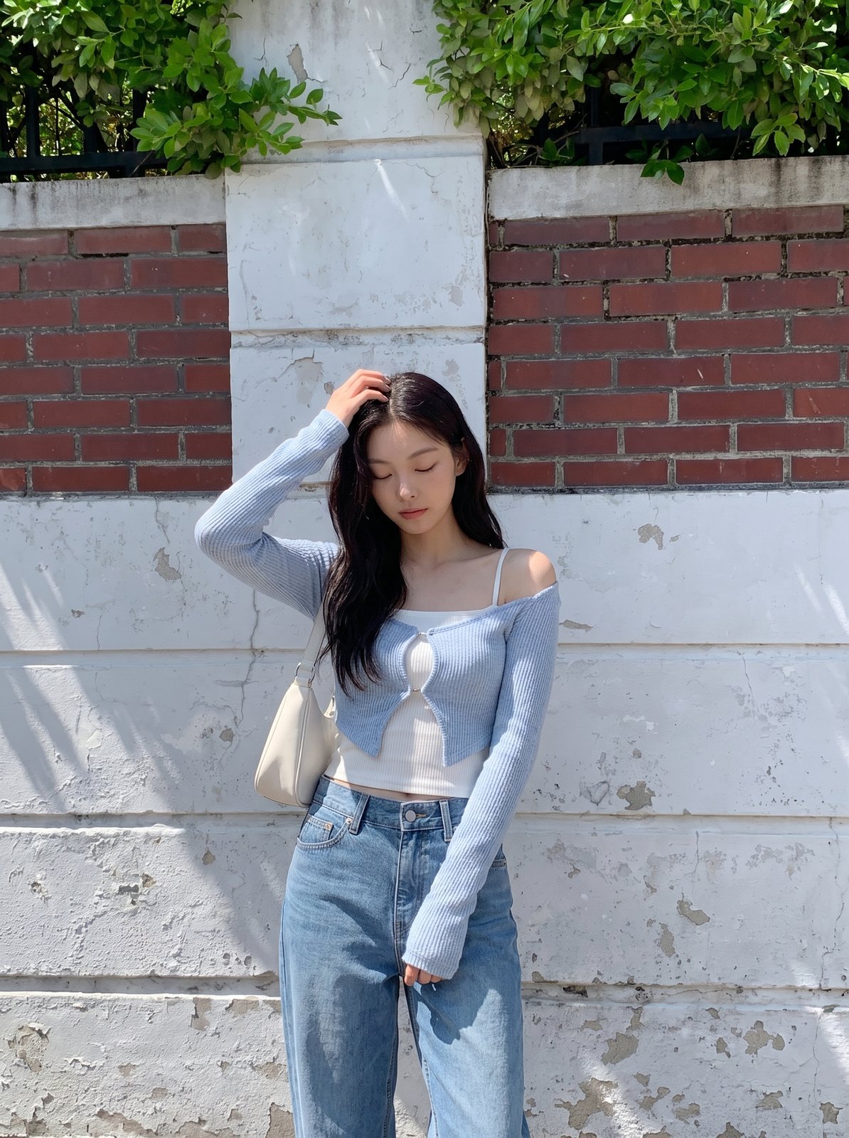 옷과 모델은 그대로 두고 벽돌 벽 앞에 선 장면으로 바꾼 컷
