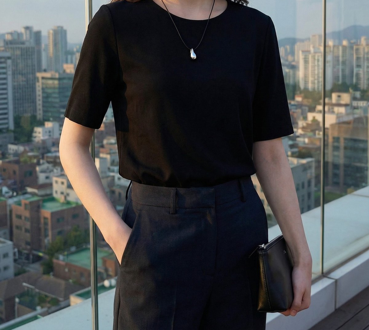 공통으로 입력한 의상 착장샷 — 블랙 티셔츠와 그레이 슬랙스