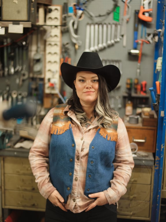 Erika Jonsson hyllar sina rötter med nya singeln "Hillbillyn i mig" och turné - nyhetsbild för artikel av Ove Svensson