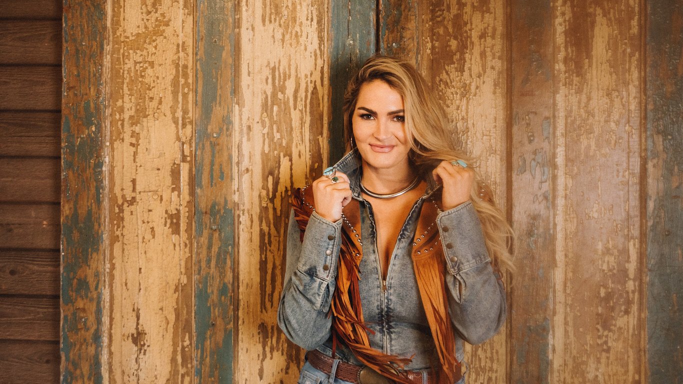 Julianna Rankin releases “Double Knot” and sets out on tour with Mark Chesnutt and Easton - news image for article by Ove Svensson