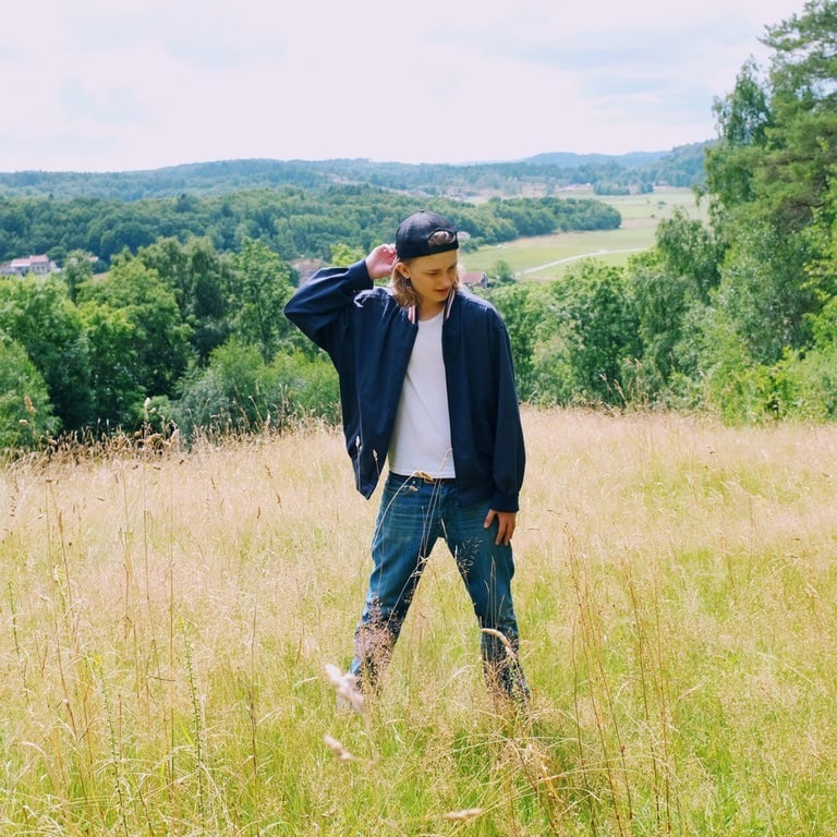 Nisse Hasselgren releases new single "Passa bollen" ahead of long-awaited debut album