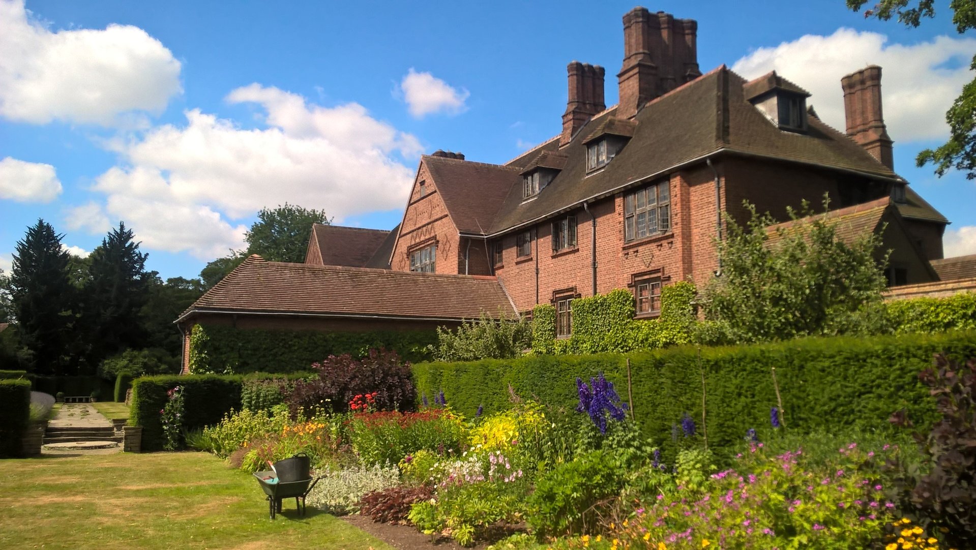 National Trust: Goddards House and Garden
