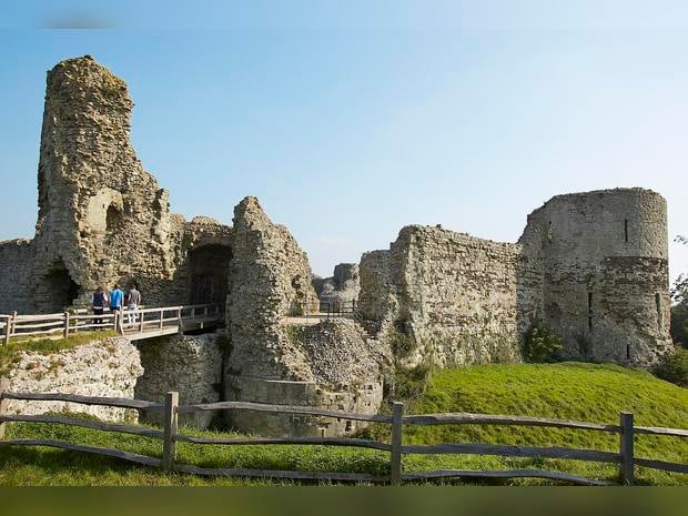 English Heritage: Pevensey Castle