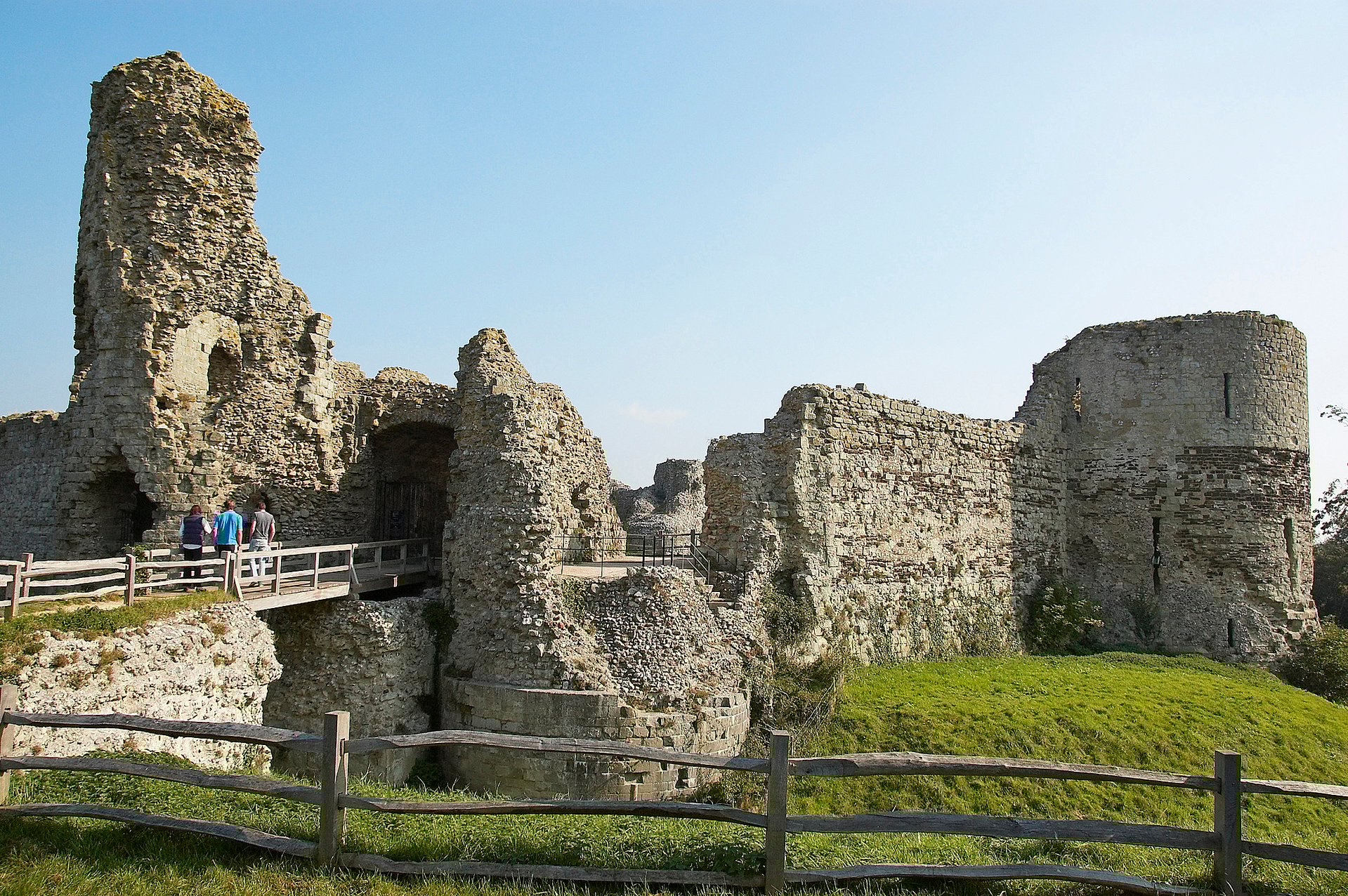 English Heritage: Pevensey Castle