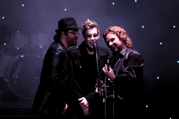 Jive Talkin' perform The Bee Gees
