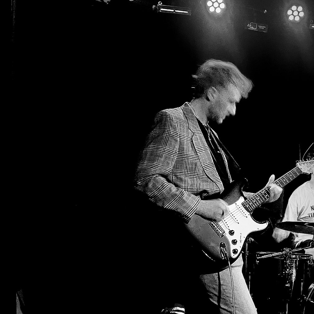 Lou Adams - Live, United Kingdom, 2025