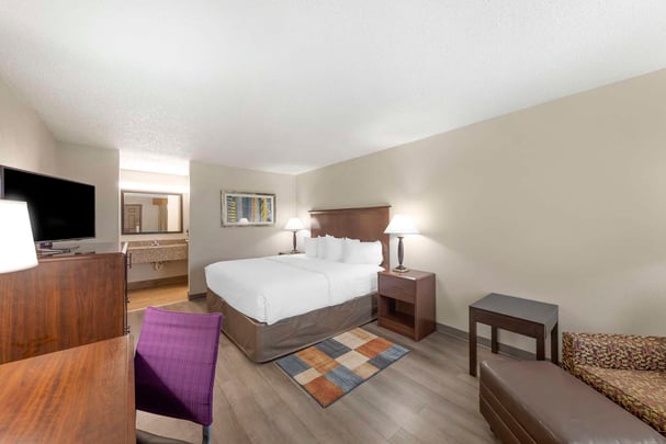 Queen Guest Room - Pet Friendly