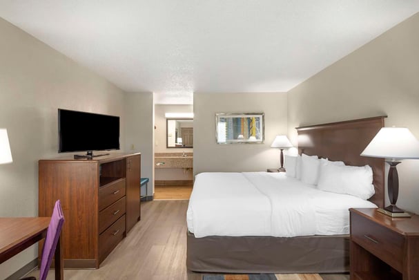 Queen Guest Room - Pet Friendly