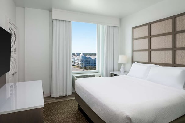 Suite w/ King & Bunk Beds