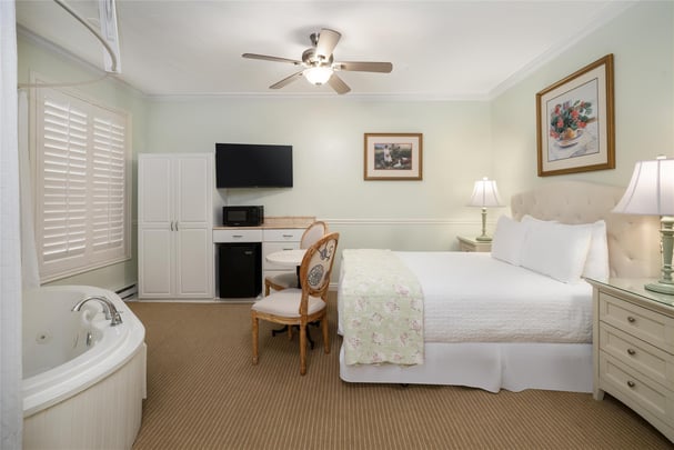 ADA - 1 Queen w/ Jetted Tub