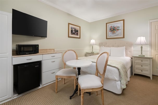 ADA - 1 Queen w/ Jetted Tub