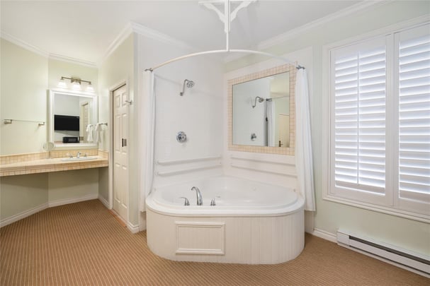 ADA - 1 Queen w/ Jetted Tub