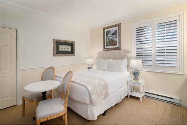 1 Queen Bed - Shower Only