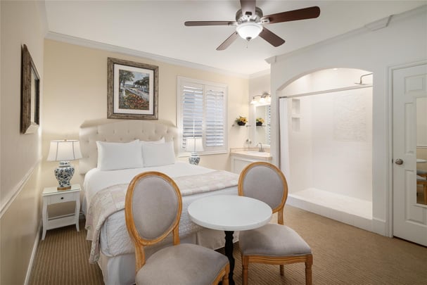 1 Queen Bed - Shower Only