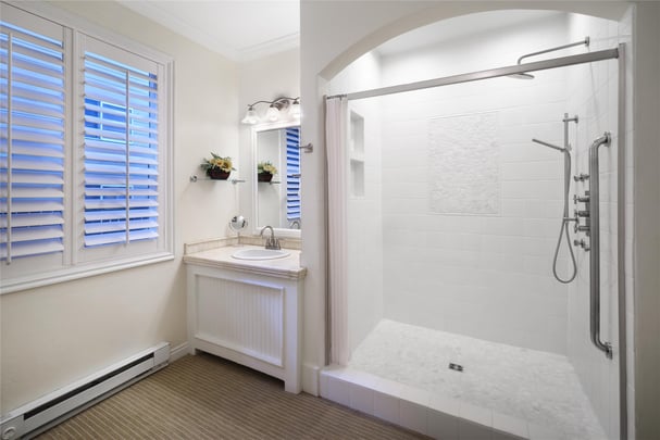 1 Queen Bed - Shower Only