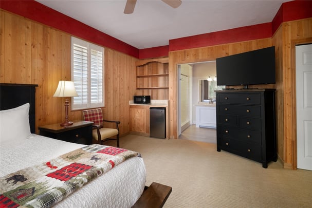 1 Queen Bed - Shower Only