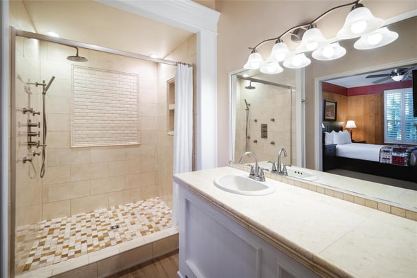 1 Queen Bed - Shower Only