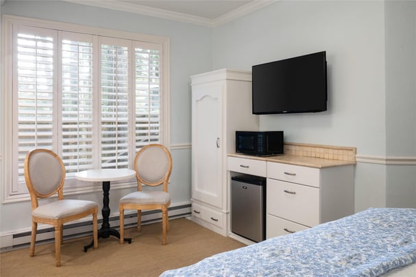 1 Queen Bed w/ Whirlpool