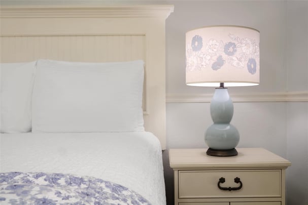 1 Queen Bed w/ Whirlpool