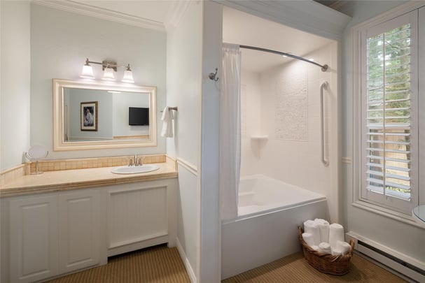 1 Queen Bed w/ Whirlpool