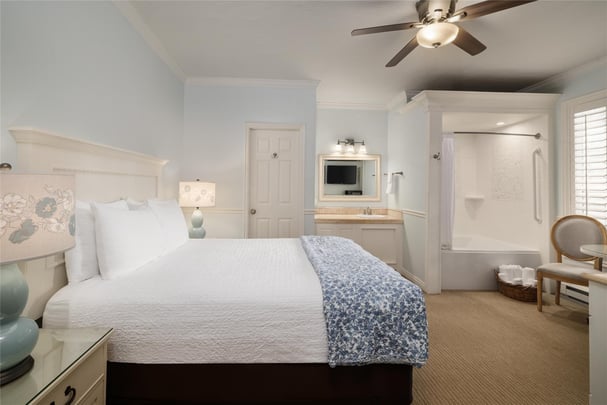 1 Queen Bed w/ Whirlpool